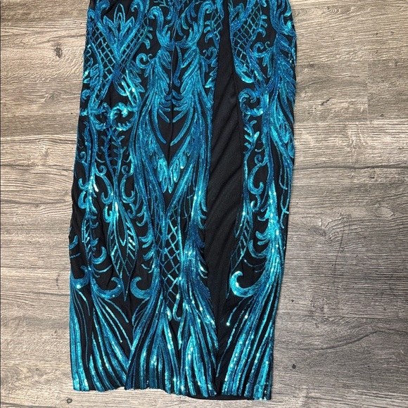 Teal Maxi Dress with Intricate Patterns - Picture 3 of 7